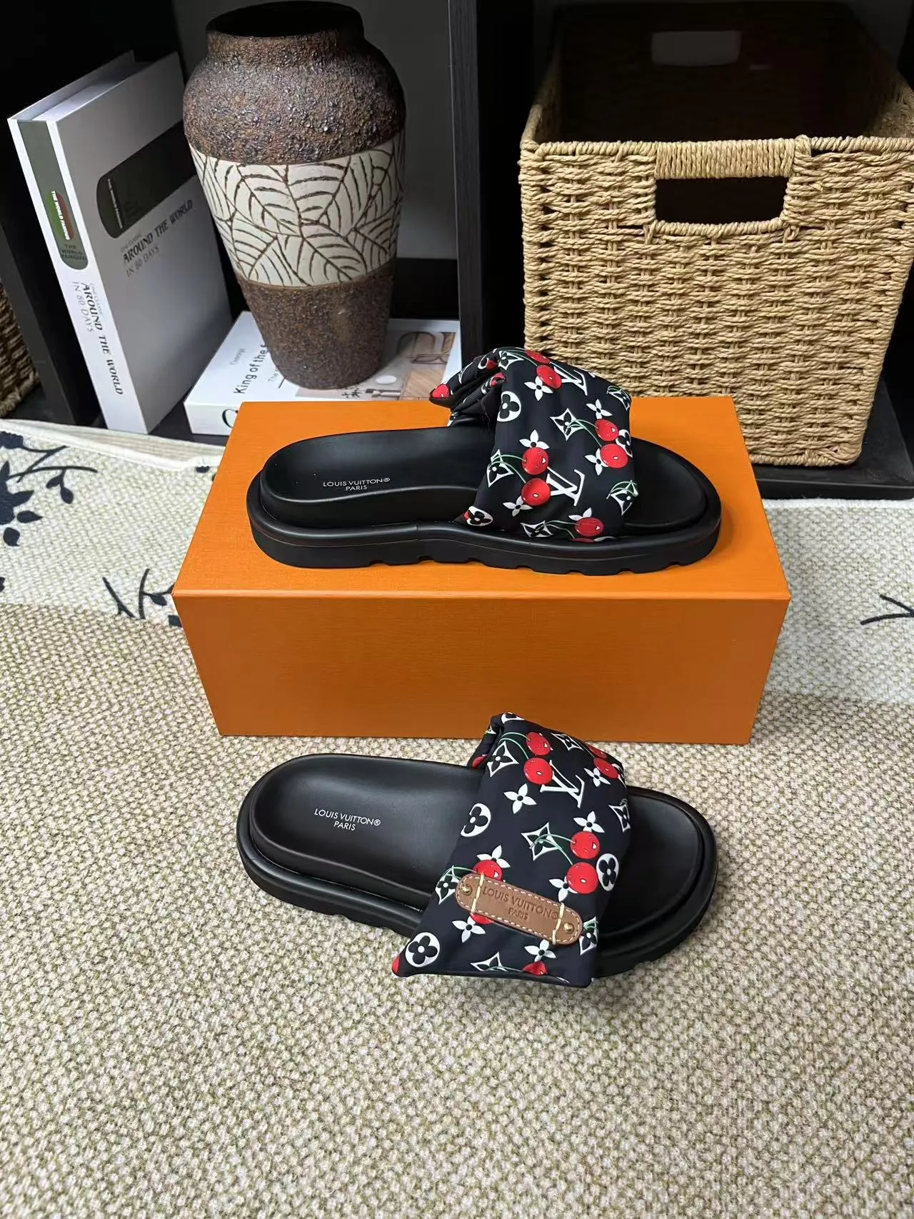 P340 yuan LV Louis Vuitton Full of high-end feel! A popular model among bloggers at home and abroad, it’s retro and fashionable, and looks stunning on your feet! Mainly recommended model on the official website★ ━━━━━ ЅᏇєєt ━━━━━ ▪️Upper: original calfskin ➕5D printing process ▪️Inner: imported mixed sheepskin ▪️Outsole: original molded foam outsole ▪️Size: Female 35-40 Men's 39-44 (women's 41 men's 45)